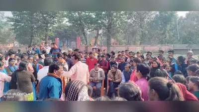 Bhagalpur news छात्र-छात्राओं के बीच विवाद के बाद अभिभावकों ने विद्यालय परिसर में की बैठक