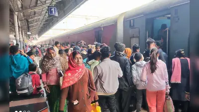 Munger news : कोहरे ने ट्रेनों के रफ्तार पर लगायी ब्रेक, अनिश्चित विलंब से हो रहा परिचालन