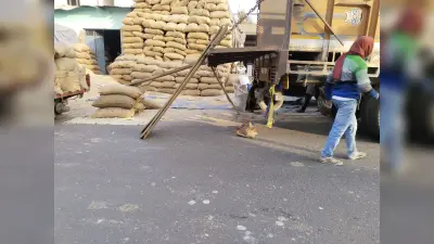 सड़क पर गाड़ी खड़ी कर होती है लोडिंग-अनलोडिंग, होती है परेशानी