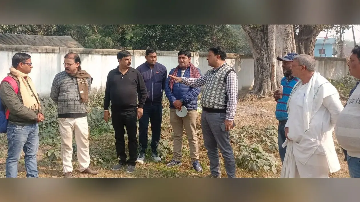 उच्च विद्यालय दिवरा बाजार में खेल मैदान निर्माण का निरीक्षण