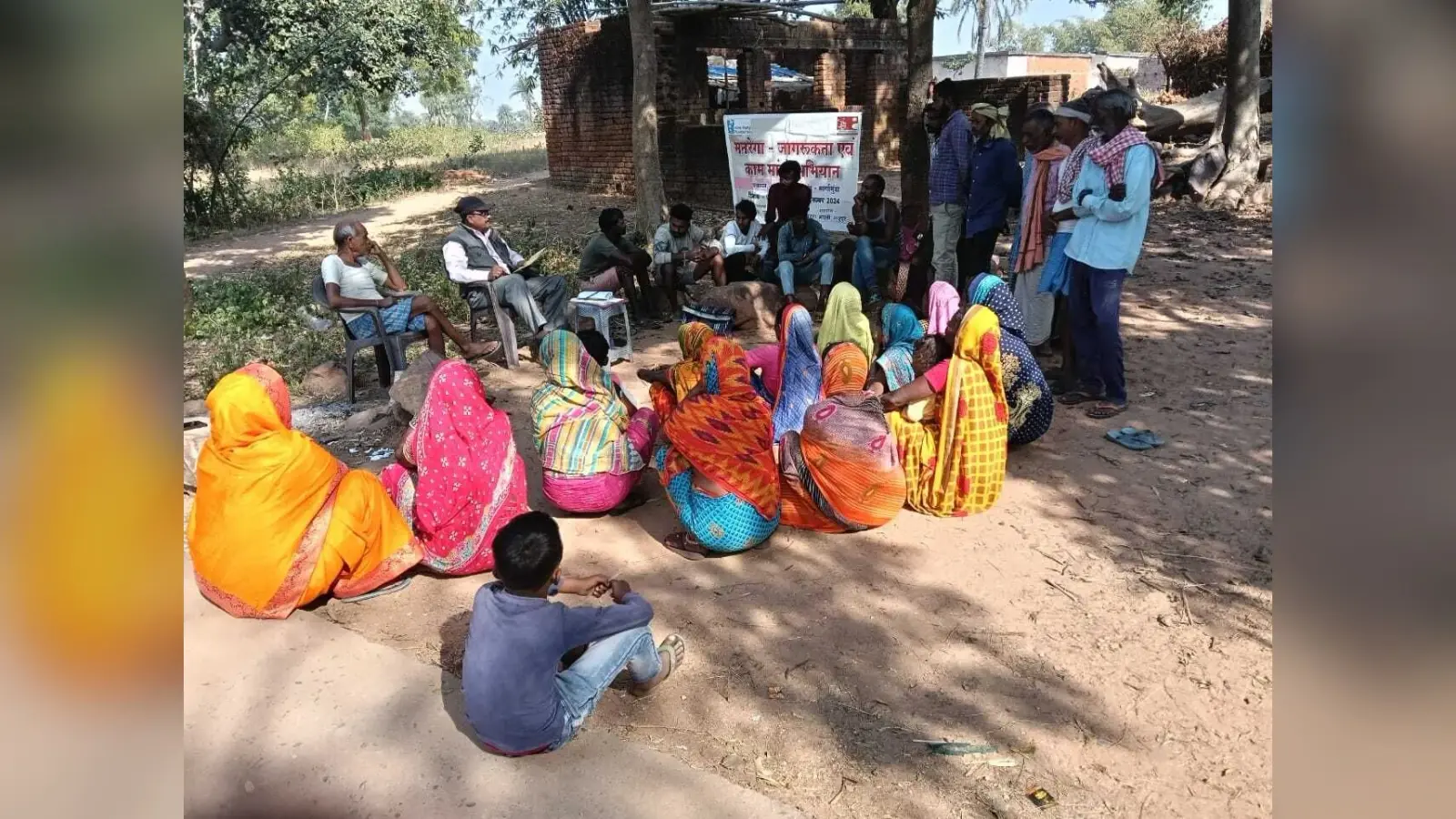 ग्रामीणों को मनरेगा कार्याें के प्रति किया जागरूक