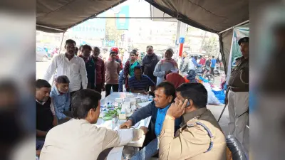 Jamshedpur News : यातायात और परिवहन विभाग के शिविर में 300 लोगों की हुई स्वास्थ्य जांच
