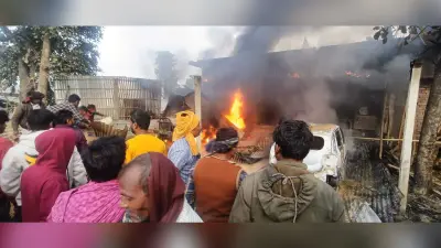 शराब के नशे में धुत्त युवक ने कार में लगा दी आग, ट्रैक्टर सहित घर का एक कमरा भी जला