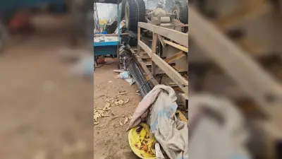 गौरीचक में कोहरे में छड़ लगा ट्रेलर पलटा, कई दुकानें हुईं क्षतिग्रस्त