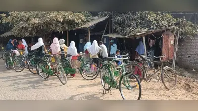 बच्चे कैसे पहुंचेंगे स्कूल, थमा दी गयी पंचर और चैन टूटी साइकिलें