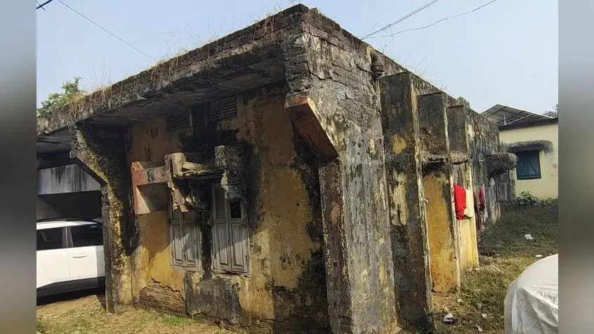 स्वास्थ्य केंद्र परिसर के पुराने जर्जर भवन से कभी भी हो सकती है दुर्घटना