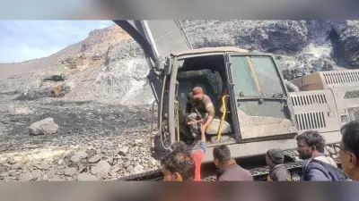 Dhanbad News: आगयुक्त ओबी स्लाइडिंग से ऑपरेटर झुलसा, मजदूरों ने काम बंद कराया