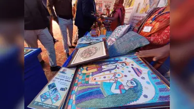 सुजनी कला देख मुग्ध रह गए सीएम, दीदियों की कला को सराहा