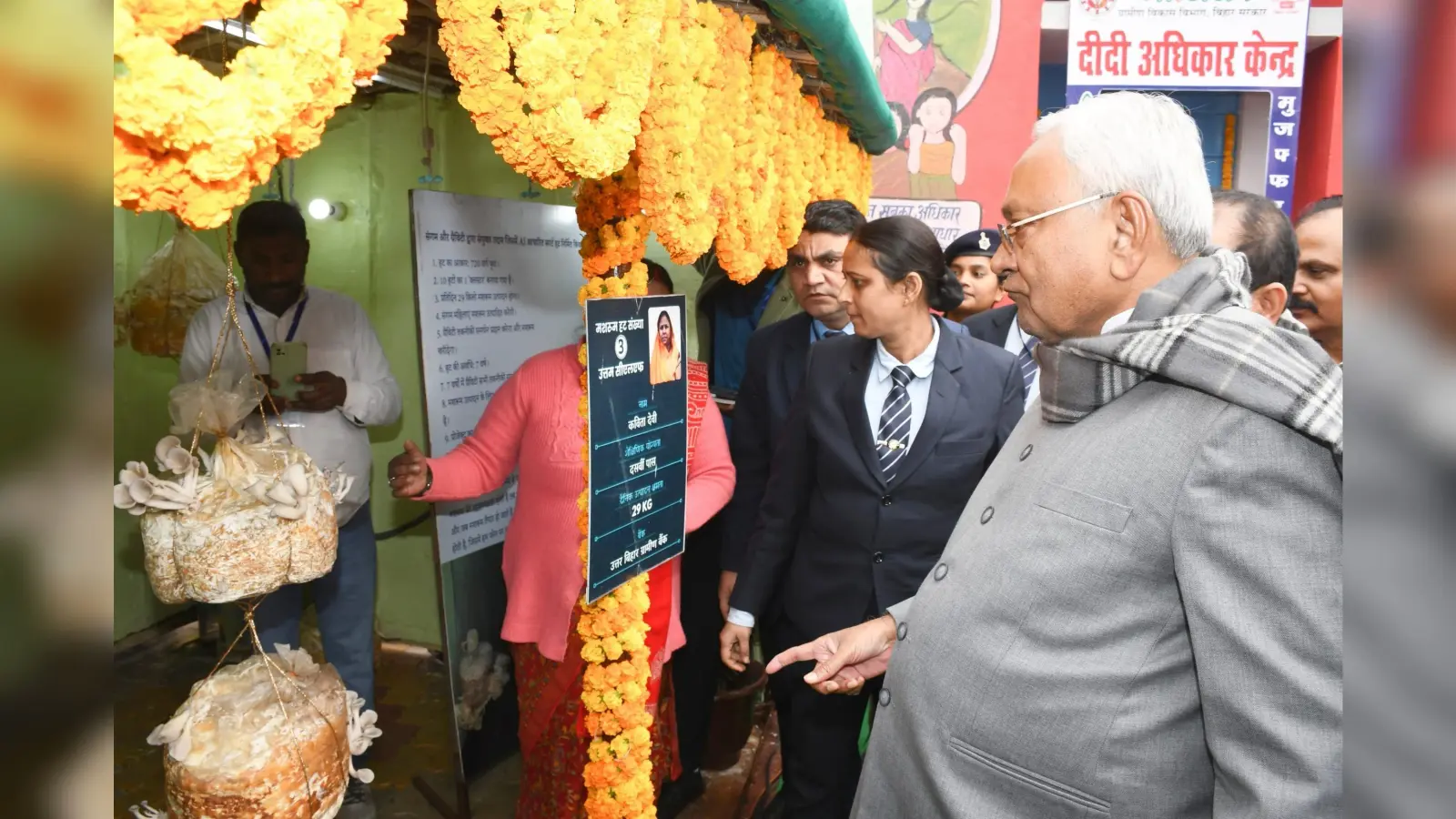 एआइ तकनीक से मशरूम उत्पादन देख खुश हुए सीएम