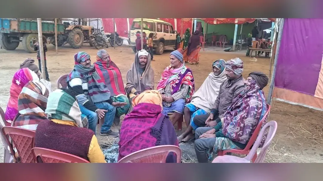 पछुआ हवा से बढ़ी कनकनी, दुबके रहे लोग, वाहनों की रफ्तार हुई धीमी