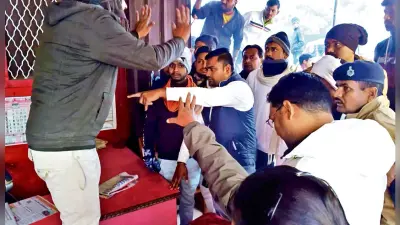सरैंया में अवैध आरा मशीन पर वन विभाग की छापेमारी