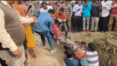 निगम के निर्माणाधीन सीवरेज में मिट्टी का धंसना गिरने से एक मजदूर की मौत