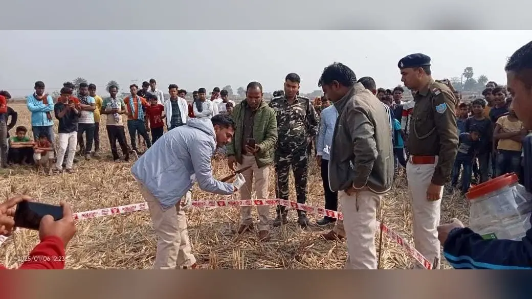 धारदार हथियार से युवक की हत्या, खेत में पड़ा मिला शव