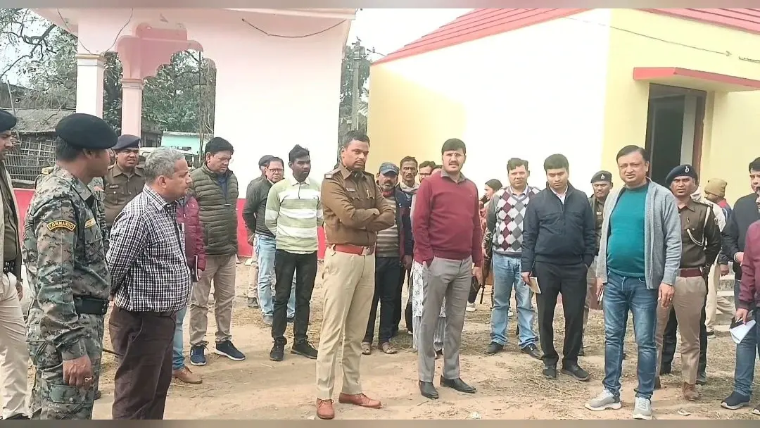 डीएम व एसपी ने बलुआ पंचायत में चल रहे योजनाओं का किया निरीक्षण