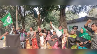 झामुमो कार्यकर्ताओं ने जरूरतमंदों के बीच बांटे कंबल