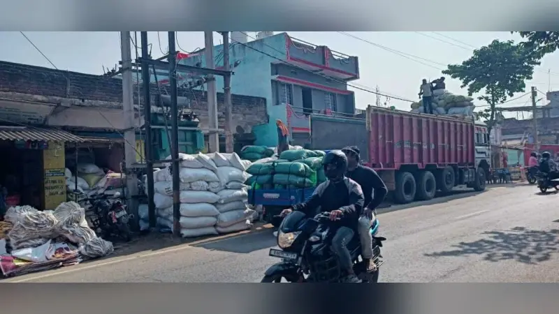 ट्रांसफॉर्मर के नीचे धान के पुआल की लोडिंग हादसे को दे रहा आमंत्रण