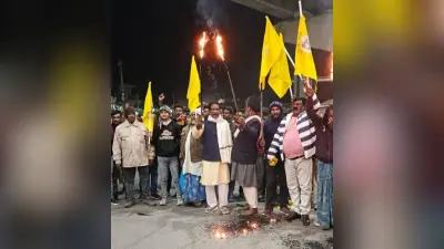 प्रशांत किशोर की गिरफ्तारी से नाराज जन सुराज पार्टी के कार्यकर्ताओं ने निकाला मशाल जुलूस