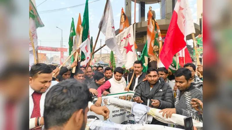 परीक्षा पुन: कराने की मांग को लेकर युवा राजद व कांग्रेस ने किया प्रदर्शन