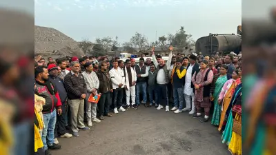 Dhanbad News :आउटसोर्सिंग में झुलसे कर्मी की मौत, मुआवजा के लिए शव रख हिलटॉप का रोका काम