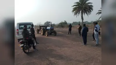 East Singhbhum News : चाकुलिया हवाई पट्टी से बालू लदा ट्रैक्टर जब्त, एफआइआर दर्ज