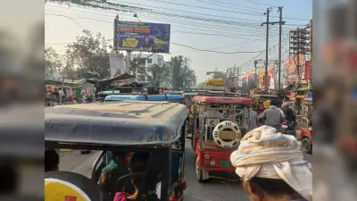 बीच सड़क पर ई-रिक्शा व ऑटो खड़े होने से कई बार होता है ट्रैफिक जाम