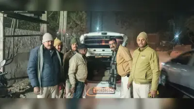 पुलिस स्टीकर लगे कार से शराब बरामद