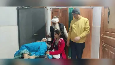 टेंपो ने असंतुलित होकर बिजली पोल में मारी टक्कर, छह लोग घायल