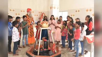 Jamshedpur News : वैदिक और आधुनिक शिक्षा का मंत्र सीख रहे पटमदा के कुलटांड गांव के बच्चे