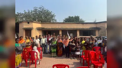 Jamshedpur News : कदमा की बस्तियों में बांटे गये विधायक सरयू राय से मिले कंबल
