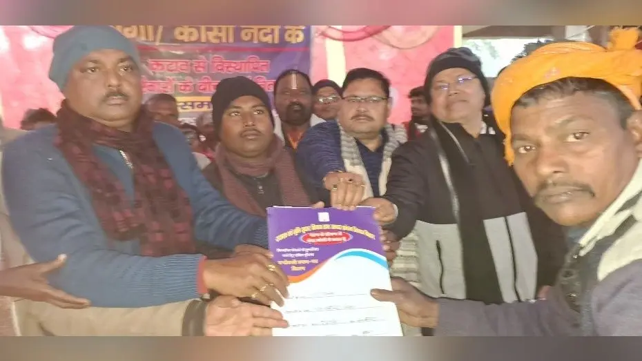 विधायक ने इंदिरा ग्राम के विस्थापित परिवारों के बीच किया पर्चा का वितरण