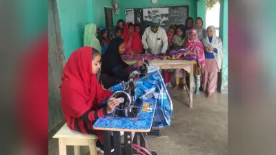 अनूठी पहल: शिक्षा के साथ-साथ सिलाई-कढ़ाई का हुनर भी सीख रहीं छात्राएं