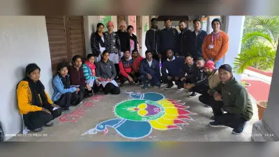 छात्र-छात्राओं ने उकेरी रंग-बिरंगी रंगोली