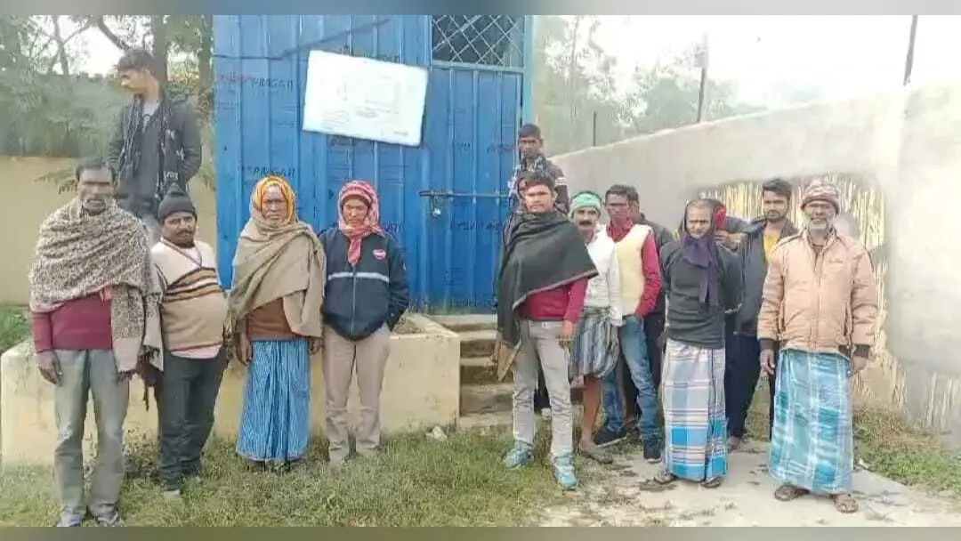 टंकी व पाइप की मरम्मति नहीं होने से ग्रामीणों ने स्टेजिंग रूम में जड़ा ताला