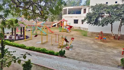 Buxar News: तेज पछुआ हवा से बढ़ी ठिठुरन, अलाव बना सहारा