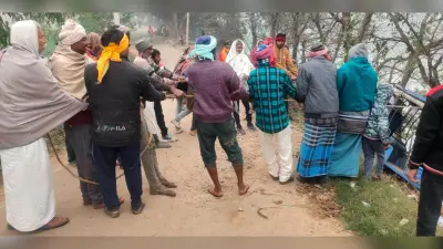 जर्जर सड़क पर ई-रिक्शा पलटा, आधा दर्जन लोग हुए चोटिल