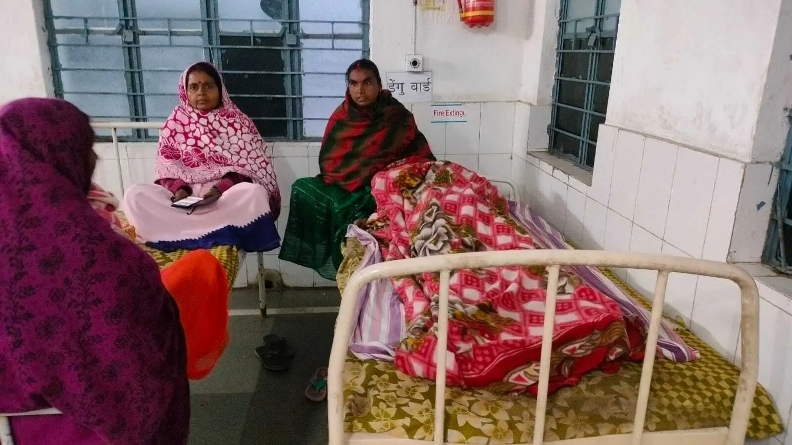 हाड़ कंपा देने वाली ठंड में बंध्याकरण मरीज को नहीं मिला चादर व कंबल