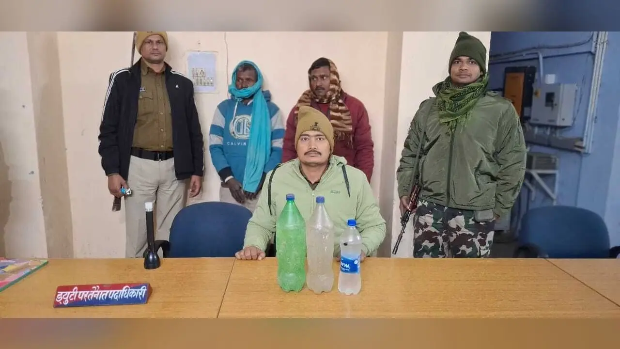 चार लीटर देसी शराब के साथ दो तस्कर धराये, एक बाइक जब्त