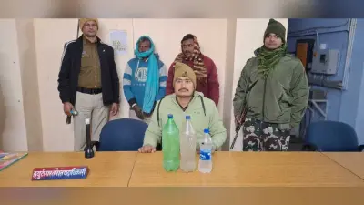 चार लीटर देसी शराब के साथ दो तस्कर धराये, एक बाइक जब्त