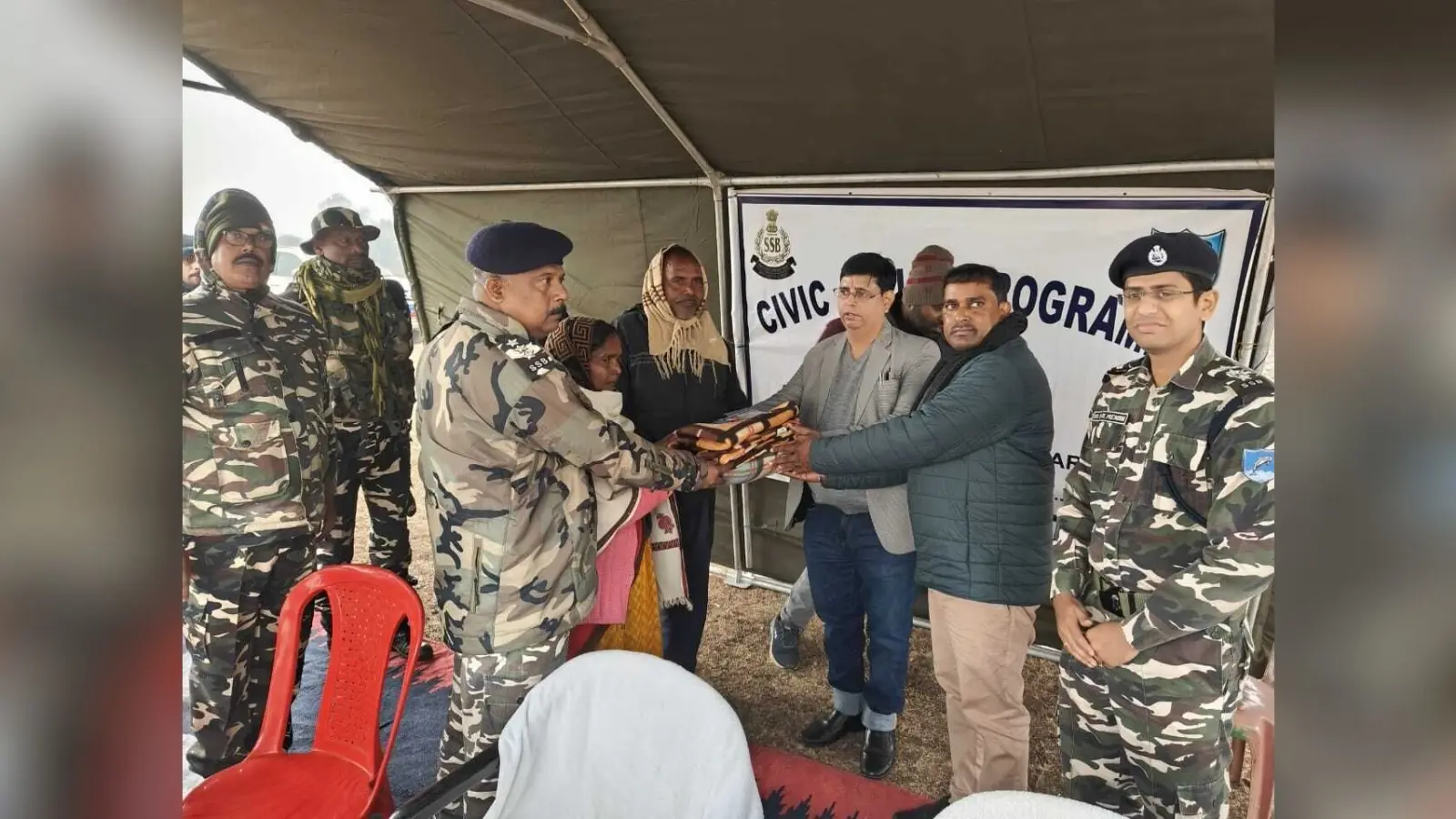 एसएसबी ने गरीबों के बीच बांटा कंबल, किया निशुल्क इलाज