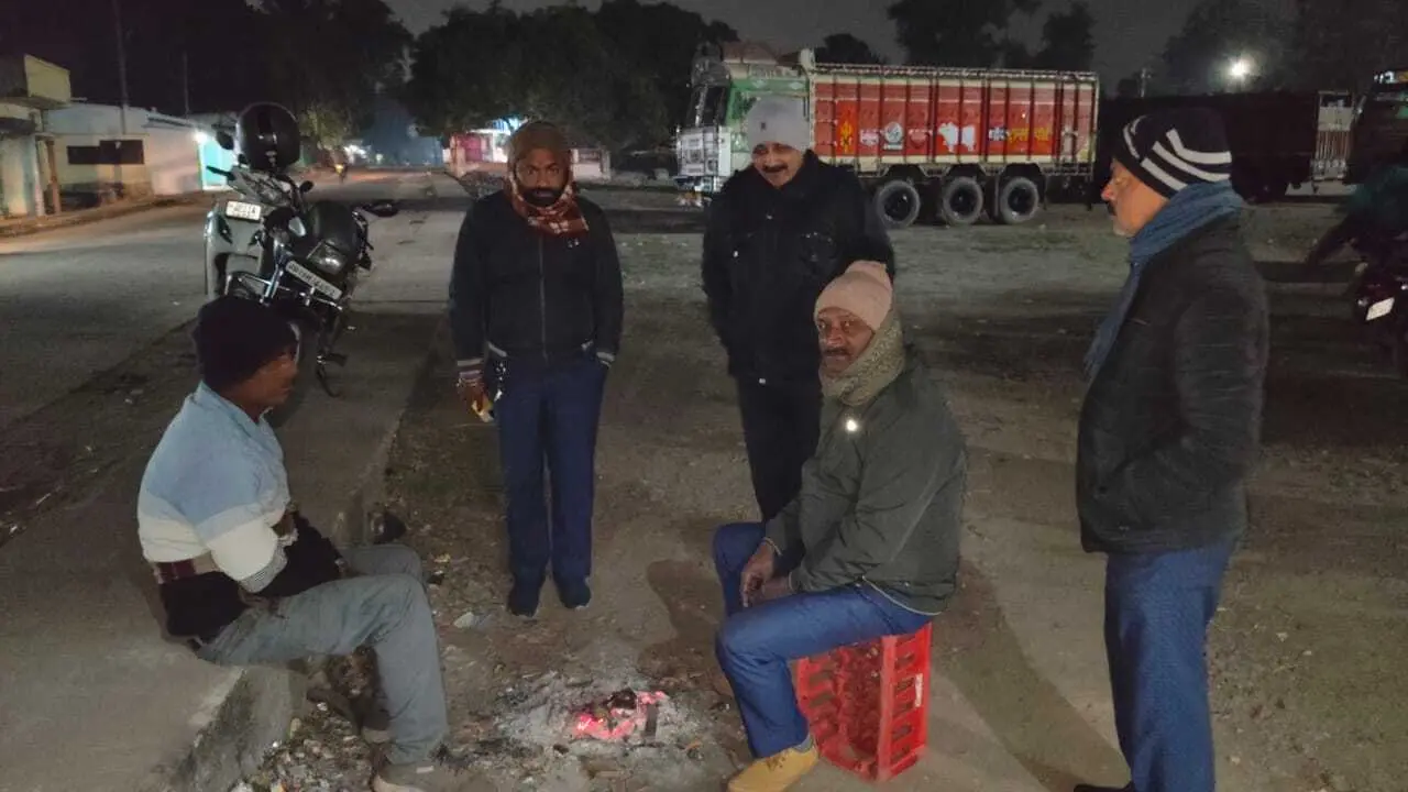 Giridih News: आसमान में छाये रहे बादल, चलती रहीं ठंडी हवाएं