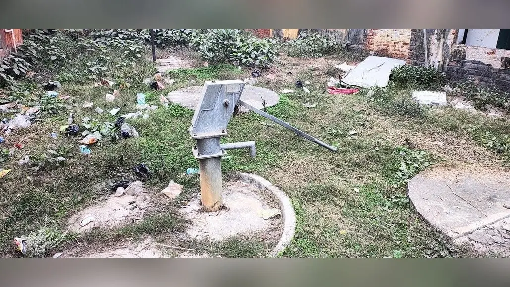 सीएचसी पथरगामा में डेढ़ वर्ष से चापाकल खराब