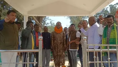 East Singhbhum News : फुटबॉल टूर्नामेंट का चैंपियन बना मुर्मू ब्रदर्स