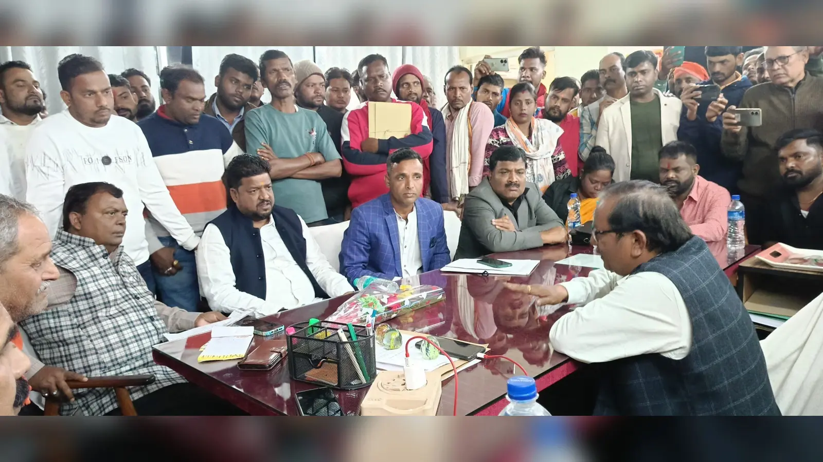 Dhanbad News : गिरिडीह सांसद के तेवर तल्ख, जीएम को दी हिलटॉप का काम रोकने की हिदायत