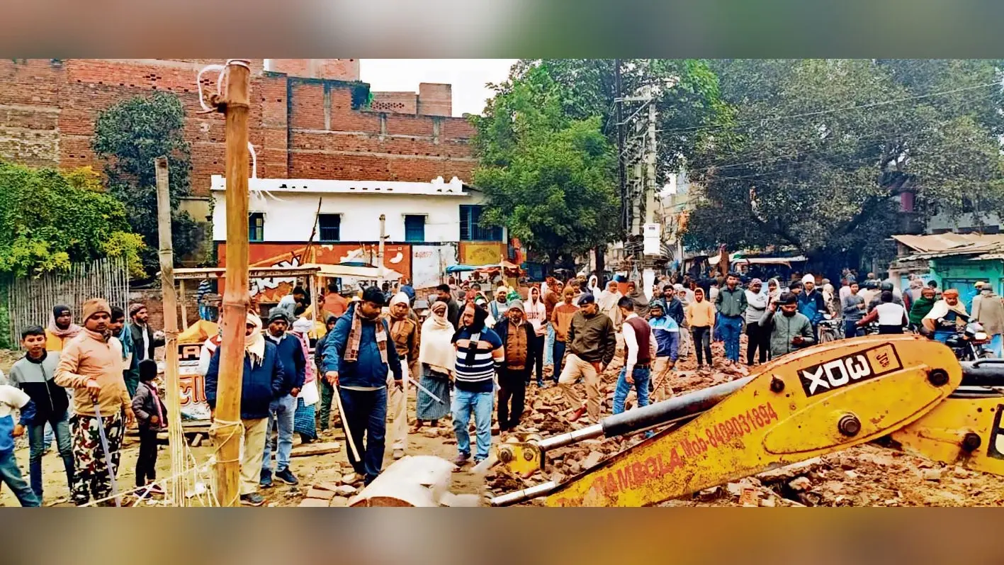 Buxar News: सिमरी बाजार में अवैध कब्जे पर चली प्रशासन की जेसीबी