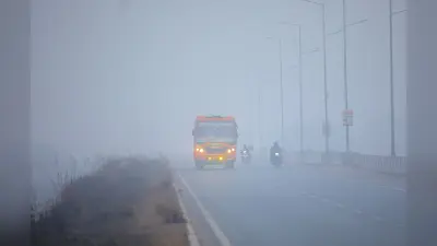 Hajipur News : कोहरे की चादर में छिपे रहे सूर्यदेव, बर्फीली हवा ने कंपाया