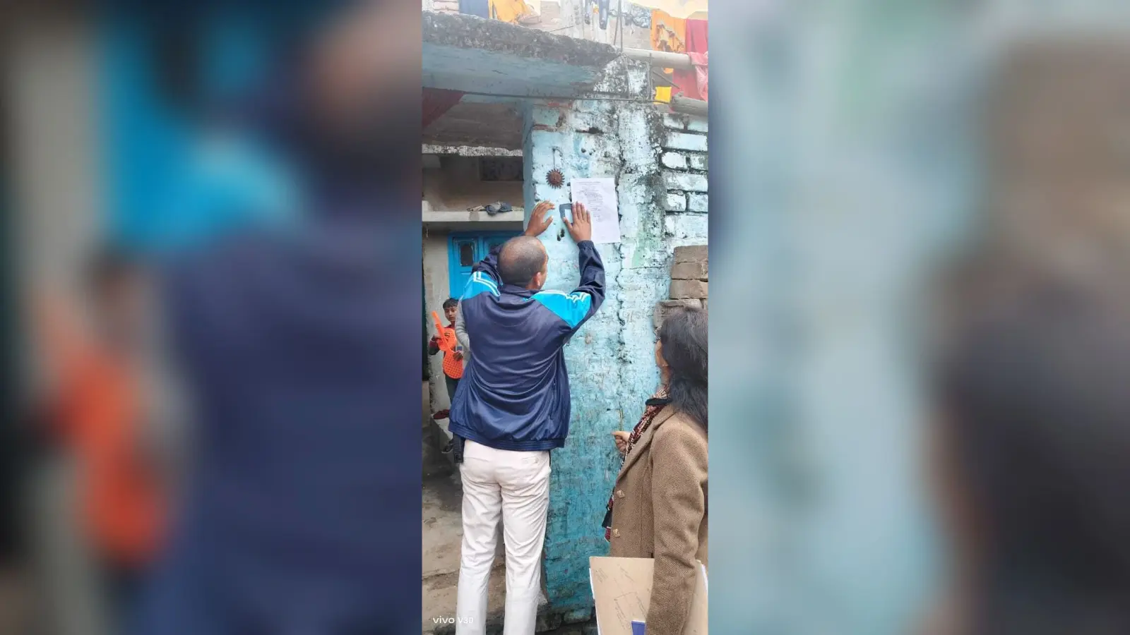 पुलिस ने अभियान चलाकर आरोपितों के घर इश्तेहार चिपका हुई कुर्की जब्ती
