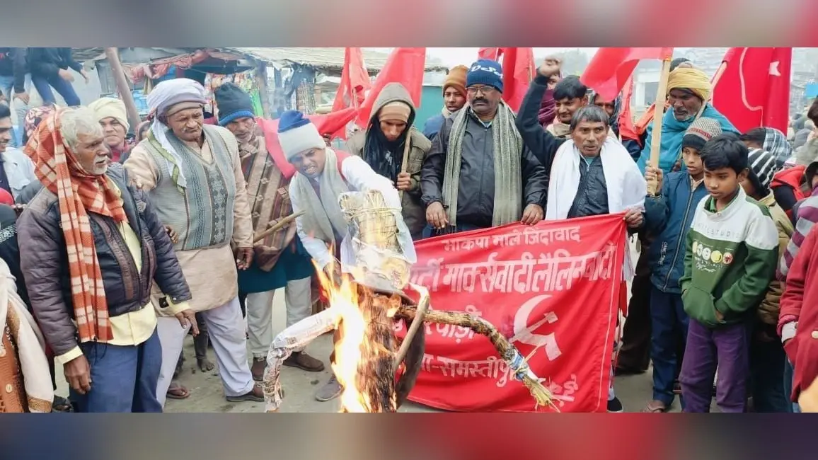भाकपा माले नेताओं ने पीओ का पुतला फूंका
