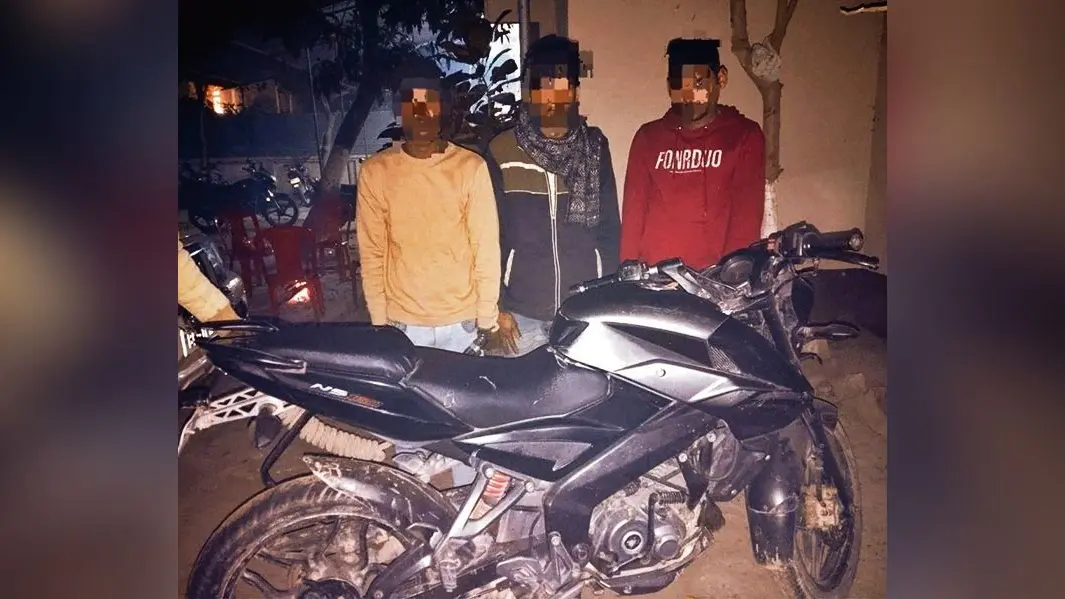 Hajipur News : राजापाकर में चोरी की बाइक बेचने के लिए निकले तीन बदमाश गिरफ्तार
