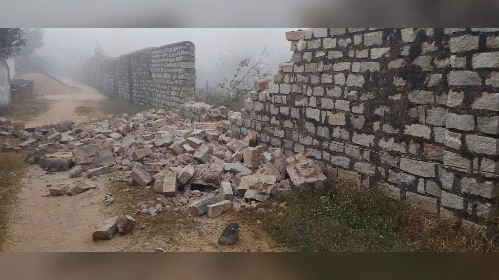 तोरपा शहरी क्षेत्र में घुसा हाथी, कई घरों को किया ध्वस्त
