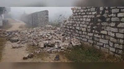 तोरपा शहरी क्षेत्र में घुसा हाथी, कई घरों को किया ध्वस्त